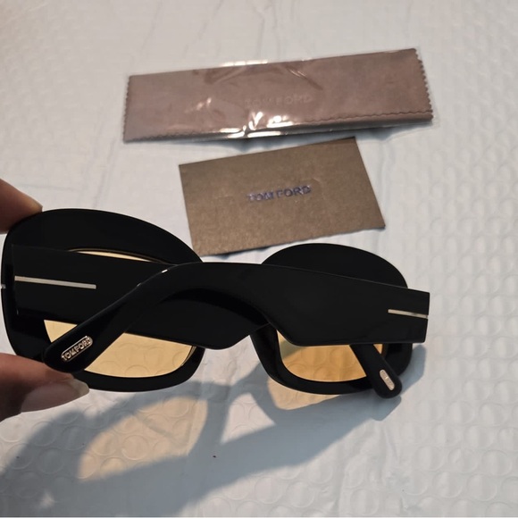 Tom Ford FT219 Black Frame Sunglasses with Gold Tint Lenses polarized 53:23:140M - Picture 3 of 10